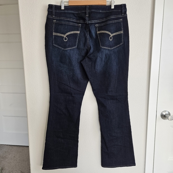 NWT!!! Lee Women's Mid-rise Bootcut Dark Blue Jeans. Size 18 - Picture 2 of 9